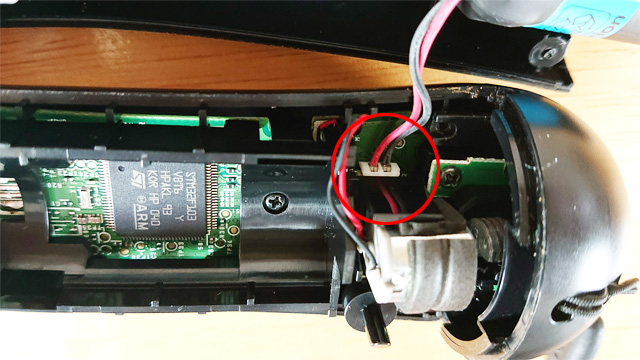 PS3 モーションコントローラー 電池のコネクタ部分はバイブレーションの下辺り