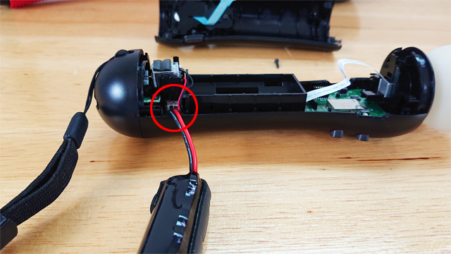 PS3 モーションコントローラー 電池コネクタを奥まで差し込む